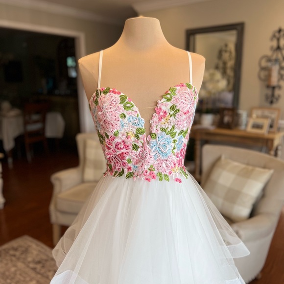 Gorgeous Camille La Vie ball gown dress perfect for prom, sweet 16th and formal - Picture 6 of 11